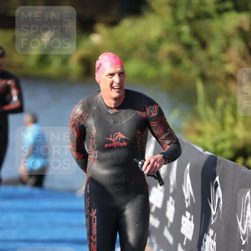 25.08.2024 - Elbe Triathlon Hamburg H.Heesch http://msf.ph/oto/6859049 25.08.2024 09:10:45 Schwimmen 345, 433 meine-sportfotos.de