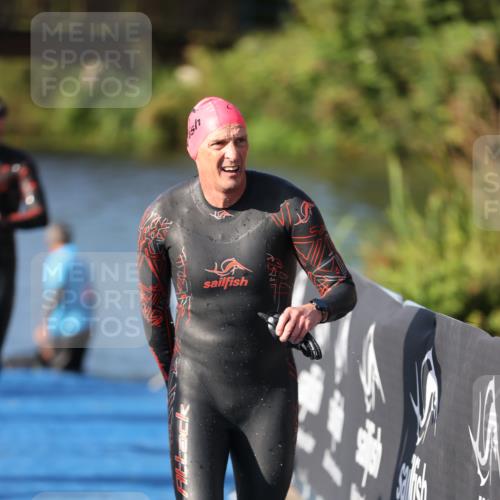 25.08.2024 - Elbe Triathlon Hamburg H.Heesch http://msf.ph/oto/6859055 25.08.2024 09:10:45 Schwimmen 345, 433 meine-sportfotos.de