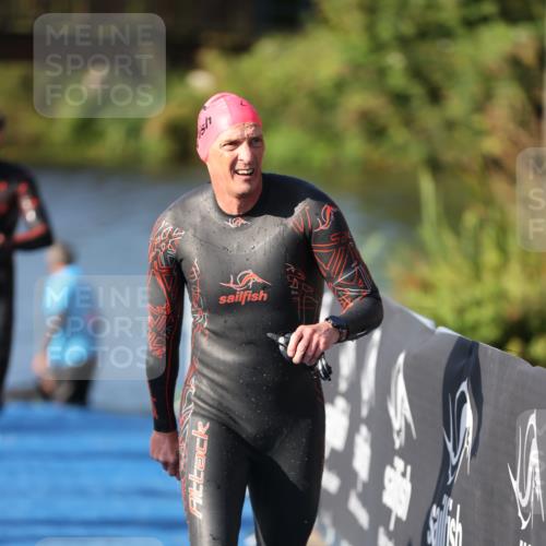 25.08.2024 - Elbe Triathlon Hamburg H.Heesch http://msf.ph/oto/6859058 25.08.2024 09:10:45 Schwimmen 345, 433 meine-sportfotos.de