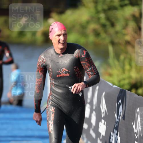 25.08.2024 - Elbe Triathlon Hamburg H.Heesch http://msf.ph/oto/6859063 25.08.2024 09:10:45 Schwimmen 345, 433 meine-sportfotos.de