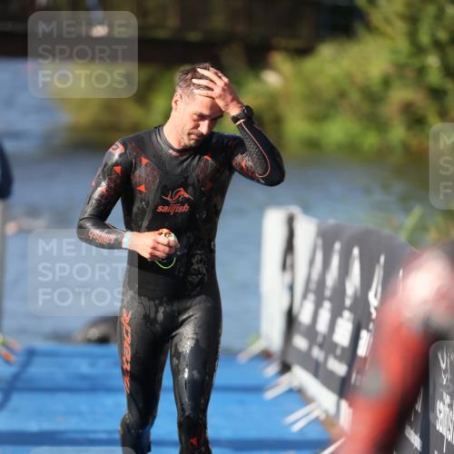25.08.2024 - Elbe Triathlon Hamburg H.Heesch http://msf.ph/oto/6859079 25.08.2024 09:10:47 Schwimmen 345, 433 meine-sportfotos.de