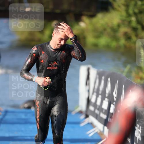 25.08.2024 - Elbe Triathlon Hamburg H.Heesch http://msf.ph/oto/6859082 25.08.2024 09:10:47 Schwimmen 345, 433 meine-sportfotos.de