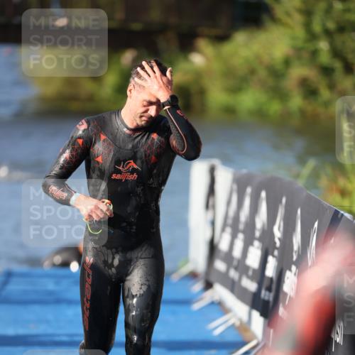 25.08.2024 - Elbe Triathlon Hamburg H.Heesch http://msf.ph/oto/6859086 25.08.2024 09:10:47 Schwimmen 345, 433 meine-sportfotos.de