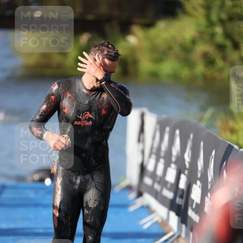 25.08.2024 - Elbe Triathlon Hamburg H.Heesch http://msf.ph/oto/6859091 25.08.2024 09:10:47 Schwimmen 345, 433 meine-sportfotos.de