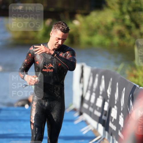 25.08.2024 - Elbe Triathlon Hamburg H.Heesch http://msf.ph/oto/6859095 25.08.2024 09:10:47 Schwimmen 345, 433 meine-sportfotos.de