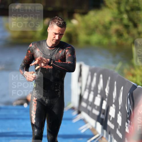 25.08.2024 - Elbe Triathlon Hamburg H.Heesch http://msf.ph/oto/6859099 25.08.2024 09:10:47 Schwimmen 345, 433 meine-sportfotos.de