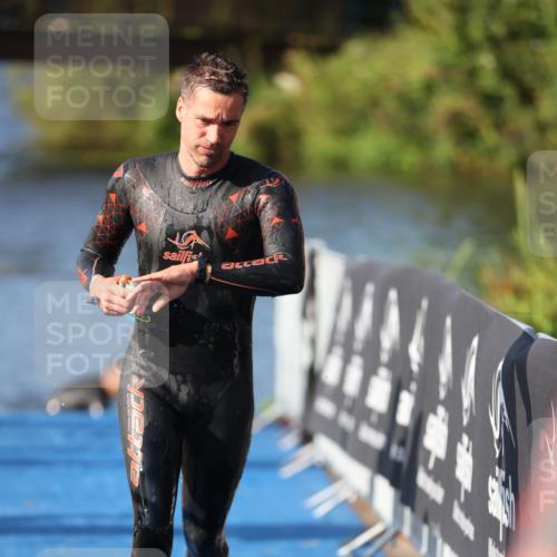 25.08.2024 - Elbe Triathlon Hamburg H.Heesch http://msf.ph/oto/6859104 25.08.2024 09:10:47 Schwimmen 345, 433 meine-sportfotos.de