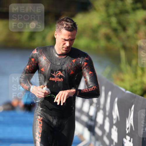25.08.2024 - Elbe Triathlon Hamburg H.Heesch http://msf.ph/oto/6859110 25.08.2024 09:10:48 Schwimmen 345, 433 meine-sportfotos.de