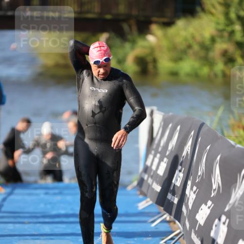 25.08.2024 - Elbe Triathlon Hamburg H.Heesch http://msf.ph/oto/6859210 25.08.2024 09:11:16 Schwimmen 336, 396, 399 meine-sportfotos.de