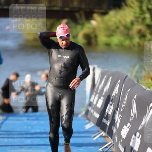 25.08.2024 - Elbe Triathlon Hamburg H.Heesch http://msf.ph/oto/6859219 25.08.2024 09:11:16 Schwimmen 336, 396, 399 meine-sportfotos.de