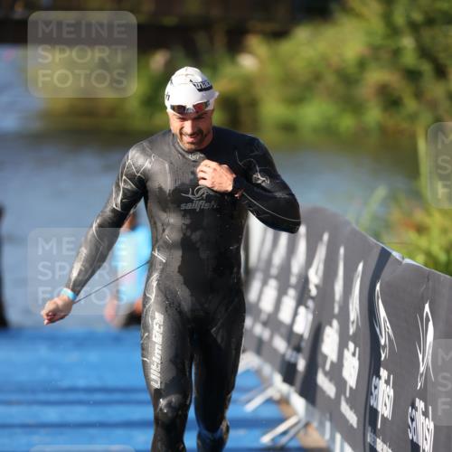 25.08.2024 - Elbe Triathlon Hamburg H.Heesch http://msf.ph/oto/6859377 25.08.2024 09:11:25 Schwimmen 336, 396, 399 meine-sportfotos.de