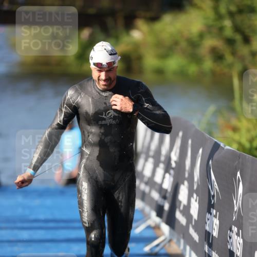 25.08.2024 - Elbe Triathlon Hamburg H.Heesch http://msf.ph/oto/6859380 25.08.2024 09:11:25 Schwimmen 336, 396, 399 meine-sportfotos.de