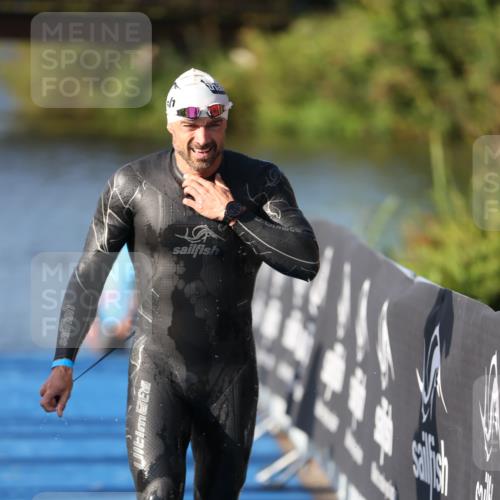 25.08.2024 - Elbe Triathlon Hamburg H.Heesch http://msf.ph/oto/6859391 25.08.2024 09:11:25 Schwimmen 336, 396, 399 meine-sportfotos.de