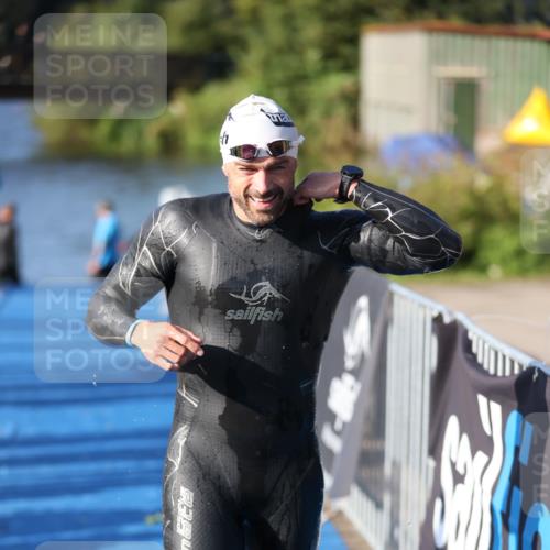 25.08.2024 - Elbe Triathlon Hamburg H.Heesch http://msf.ph/oto/6859438 25.08.2024 09:11:27 Schwimmen 336, 396, 399 meine-sportfotos.de