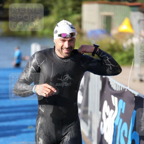 25.08.2024 - Elbe Triathlon Hamburg H.Heesch http://msf.ph/oto/6859457 25.08.2024 09:11:27 Schwimmen 336, 396, 399 meine-sportfotos.de