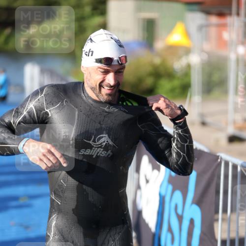 25.08.2024 - Elbe Triathlon Hamburg H.Heesch http://msf.ph/oto/6859461 25.08.2024 09:11:28 Schwimmen 336, 396, 399 meine-sportfotos.de