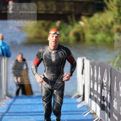 25.08.2024 - Elbe Triathlon Hamburg H.Heesch http://msf.ph/oto/6859507 25.08.2024 09:11:43 Schwimmen 336, 424 meine-sportfotos.de