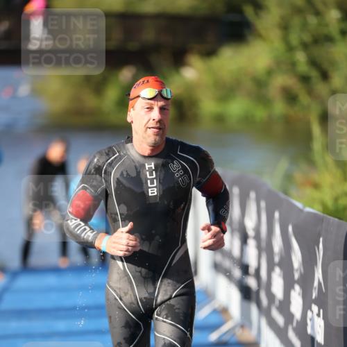 25.08.2024 - Elbe Triathlon Hamburg H.Heesch http://msf.ph/oto/6859510 25.08.2024 09:11:44 Schwimmen 424 meine-sportfotos.de
