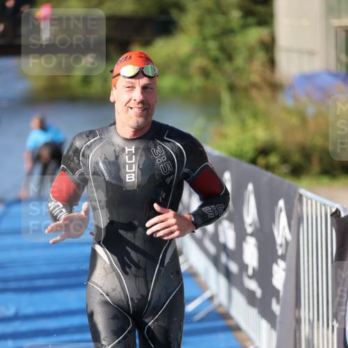 25.08.2024 - Elbe Triathlon Hamburg H.Heesch http://msf.ph/oto/6859530 25.08.2024 09:11:45 Schwimmen 424 meine-sportfotos.de