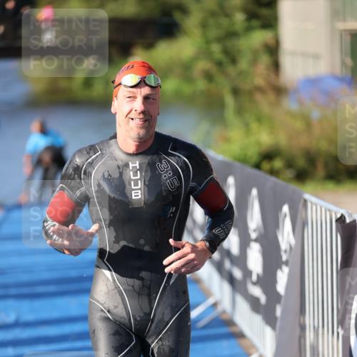 25.08.2024 - Elbe Triathlon Hamburg H.Heesch http://msf.ph/oto/6859533 25.08.2024 09:11:45 Schwimmen 424 meine-sportfotos.de