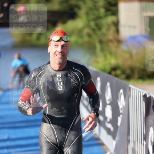 25.08.2024 - Elbe Triathlon Hamburg H.Heesch http://msf.ph/oto/6859537 25.08.2024 09:11:45 Schwimmen 424 meine-sportfotos.de