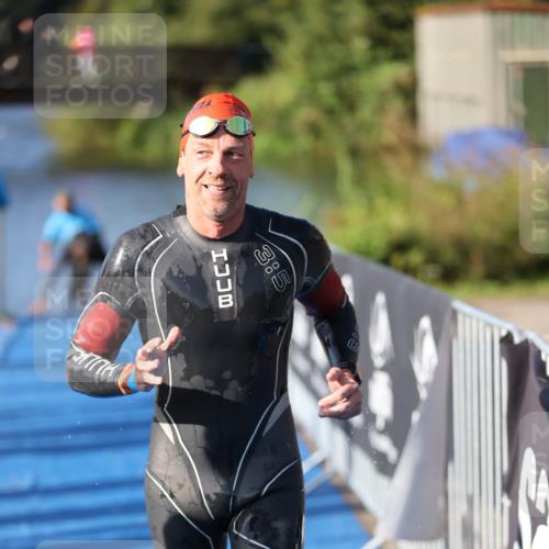 25.08.2024 - Elbe Triathlon Hamburg H.Heesch http://msf.ph/oto/6859542 25.08.2024 09:11:45 Schwimmen 424 meine-sportfotos.de