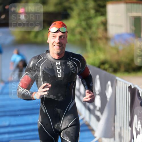 25.08.2024 - Elbe Triathlon Hamburg H.Heesch http://msf.ph/oto/6859547 25.08.2024 09:11:45 Schwimmen 424 meine-sportfotos.de