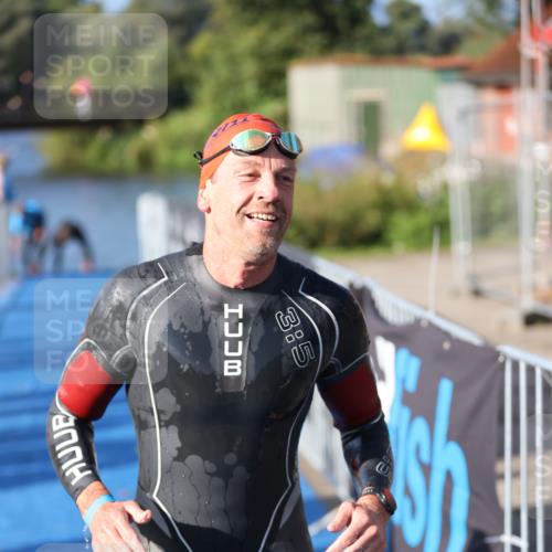 25.08.2024 - Elbe Triathlon Hamburg H.Heesch http://msf.ph/oto/6859554 25.08.2024 09:11:46 Schwimmen 424 meine-sportfotos.de