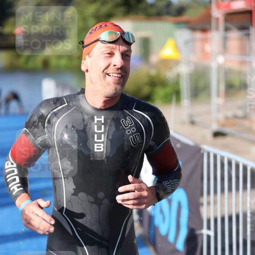 25.08.2024 - Elbe Triathlon Hamburg H.Heesch http://msf.ph/oto/6859563 25.08.2024 09:11:47 Schwimmen 424 meine-sportfotos.de