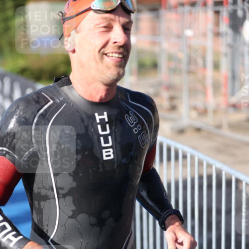 25.08.2024 - Elbe Triathlon Hamburg H.Heesch http://msf.ph/oto/6859593 25.08.2024 09:11:47 Schwimmen 424 meine-sportfotos.de