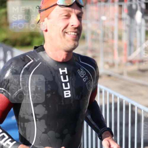 25.08.2024 - Elbe Triathlon Hamburg H.Heesch http://msf.ph/oto/6859599 25.08.2024 09:11:47 Schwimmen 424 meine-sportfotos.de