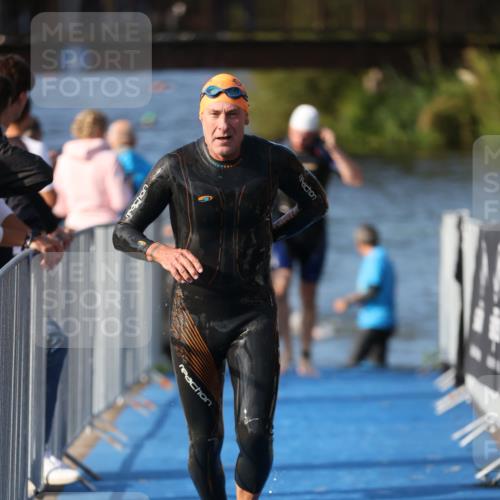 25.08.2024 - Elbe Triathlon Hamburg H.Heesch http://msf.ph/oto/6859603 25.08.2024 09:13:16 Schwimmen 220, 410, 443 meine-sportfotos.de