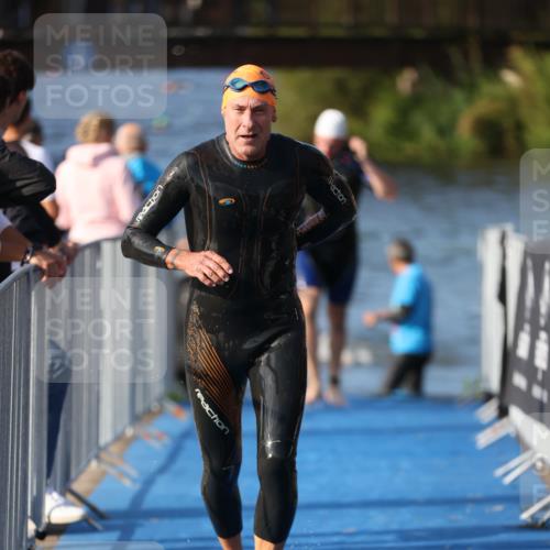25.08.2024 - Elbe Triathlon Hamburg H.Heesch http://msf.ph/oto/6859609 25.08.2024 09:13:16 Schwimmen 220, 410, 443 meine-sportfotos.de