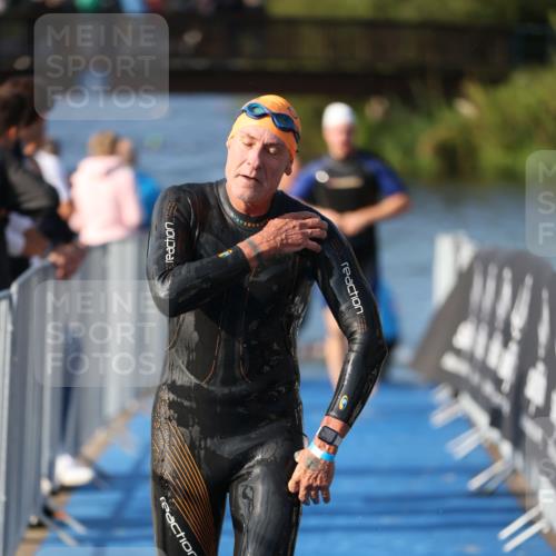 25.08.2024 - Elbe Triathlon Hamburg H.Heesch http://msf.ph/oto/6859642 25.08.2024 09:13:17 Schwimmen 220, 410, 443 meine-sportfotos.de