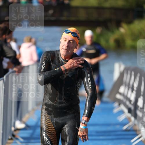 25.08.2024 - Elbe Triathlon Hamburg H.Heesch http://msf.ph/oto/6859646 25.08.2024 09:13:17 Schwimmen 220, 410, 443 meine-sportfotos.de
