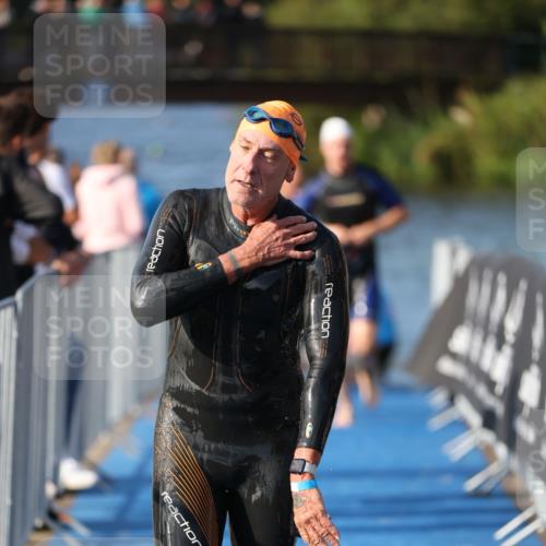 25.08.2024 - Elbe Triathlon Hamburg H.Heesch http://msf.ph/oto/6859651 25.08.2024 09:13:17 Schwimmen 220, 410, 443 meine-sportfotos.de