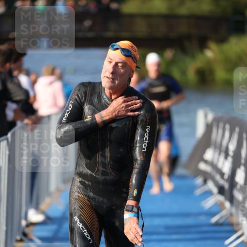 25.08.2024 - Elbe Triathlon Hamburg H.Heesch http://msf.ph/oto/6859653 25.08.2024 09:13:17 Schwimmen 220, 410, 443 meine-sportfotos.de