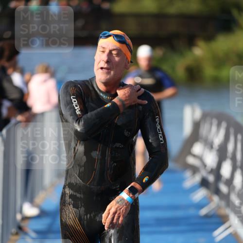 25.08.2024 - Elbe Triathlon Hamburg H.Heesch http://msf.ph/oto/6859667 25.08.2024 09:13:18 Schwimmen 220, 342, 410, 443 meine-sportfotos.de
