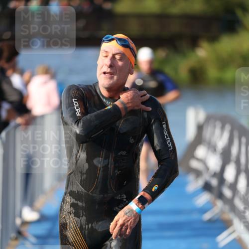 25.08.2024 - Elbe Triathlon Hamburg H.Heesch http://msf.ph/oto/6859671 25.08.2024 09:13:18 Schwimmen 220, 342, 410, 443 meine-sportfotos.de