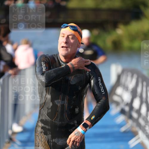 25.08.2024 - Elbe Triathlon Hamburg H.Heesch http://msf.ph/oto/6859674 25.08.2024 09:13:18 Schwimmen 220, 342, 410, 443 meine-sportfotos.de