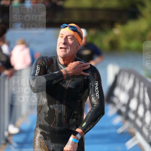 25.08.2024 - Elbe Triathlon Hamburg H.Heesch http://msf.ph/oto/6859682 25.08.2024 09:13:18 Schwimmen 220, 342, 410, 443 meine-sportfotos.de