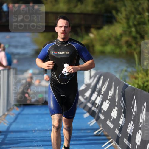 25.08.2024 - Elbe Triathlon Hamburg H.Heesch http://msf.ph/oto/6859706 25.08.2024 09:13:20 Schwimmen 220, 342, 410, 443 meine-sportfotos.de
