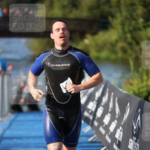 25.08.2024 - Elbe Triathlon Hamburg H.Heesch http://msf.ph/oto/6859732 25.08.2024 09:13:21 Schwimmen 220, 342, 410, 443 meine-sportfotos.de