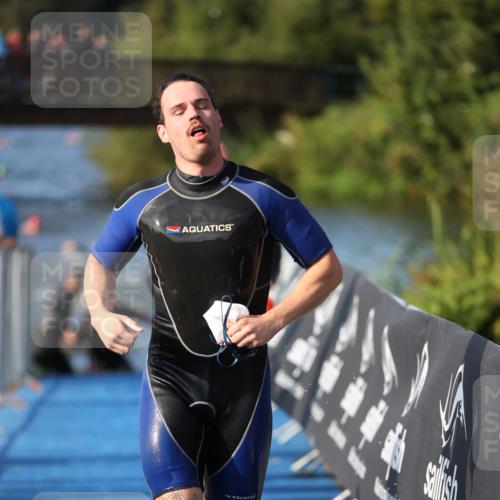 25.08.2024 - Elbe Triathlon Hamburg H.Heesch http://msf.ph/oto/6859737 25.08.2024 09:13:21 Schwimmen 220, 342, 410, 443 meine-sportfotos.de
