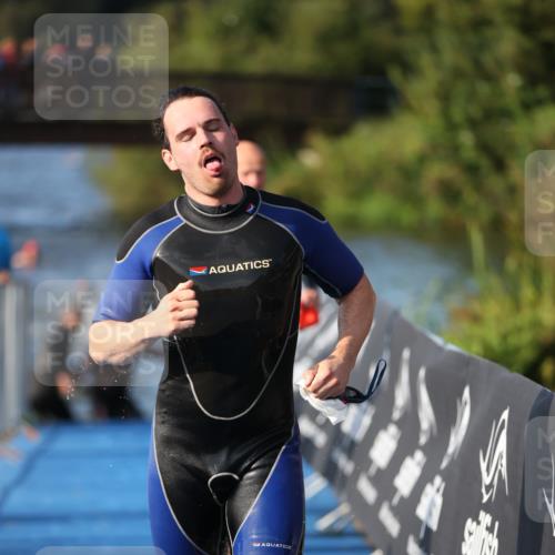 25.08.2024 - Elbe Triathlon Hamburg H.Heesch http://msf.ph/oto/6859747 25.08.2024 09:13:21 Schwimmen 220, 342, 410, 443 meine-sportfotos.de