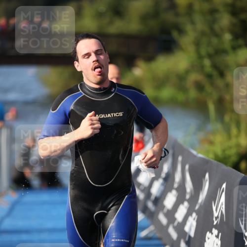 25.08.2024 - Elbe Triathlon Hamburg H.Heesch http://msf.ph/oto/6859749 25.08.2024 09:13:21 Schwimmen 220, 342, 410, 443 meine-sportfotos.de