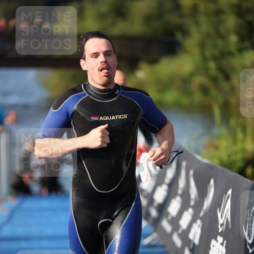25.08.2024 - Elbe Triathlon Hamburg H.Heesch http://msf.ph/oto/6859752 25.08.2024 09:13:21 Schwimmen 220, 342, 410, 443 meine-sportfotos.de