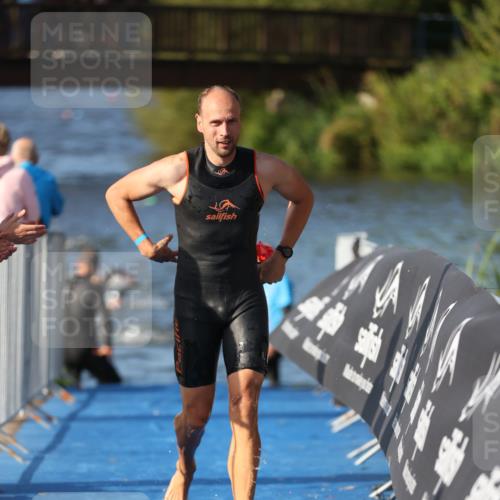 25.08.2024 - Elbe Triathlon Hamburg H.Heesch http://msf.ph/oto/6860120 25.08.2024 09:14:03 Schwimmen 349, 367, 408, 420, 440 meine-sportfotos.de