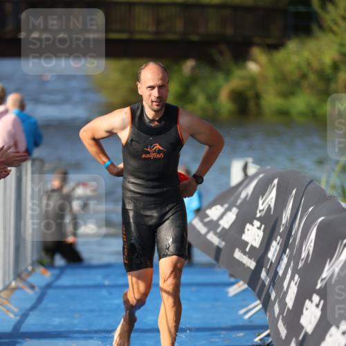 25.08.2024 - Elbe Triathlon Hamburg H.Heesch http://msf.ph/oto/6860123 25.08.2024 09:14:03 Schwimmen 349, 367, 408, 420, 440 meine-sportfotos.de
