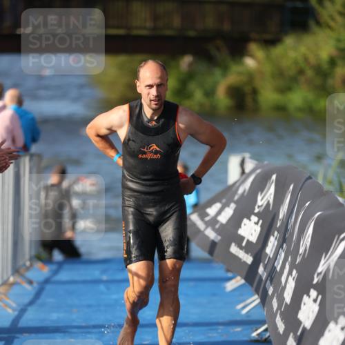 25.08.2024 - Elbe Triathlon Hamburg H.Heesch http://msf.ph/oto/6860126 25.08.2024 09:14:03 Schwimmen 349, 367, 408, 420, 440 meine-sportfotos.de